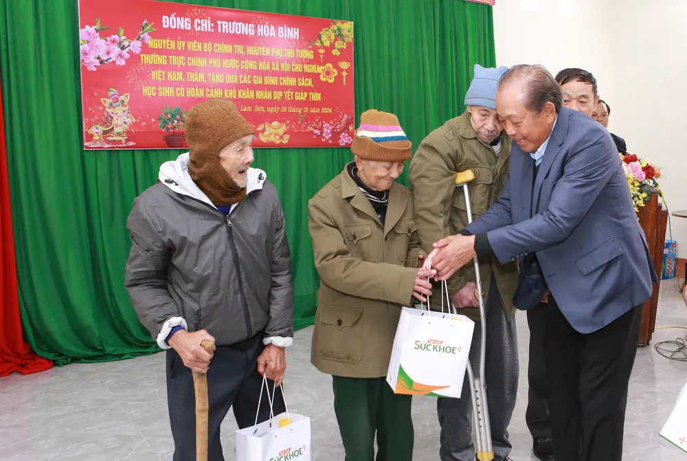 Nguyên Phó Thủ tướng Trương Hòa Bình tặng quà gia đình chính sách, học sinh vượt khó-10.JPG