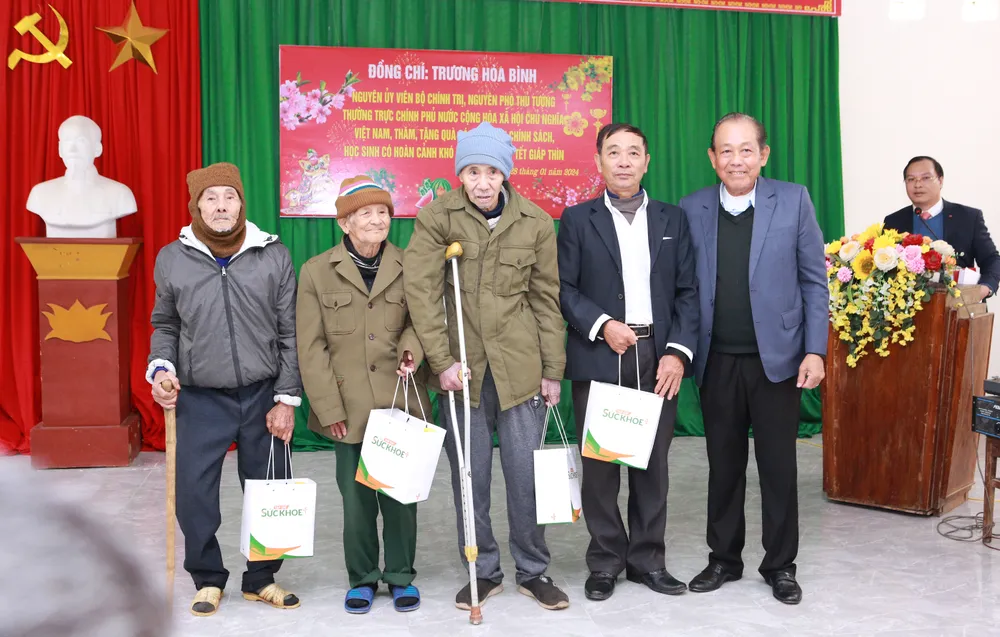 Nguyên Phó Thủ tướng Trương Hòa Bình tặng quà gia đình chính sách, học sinh vượt khó-2.JPG