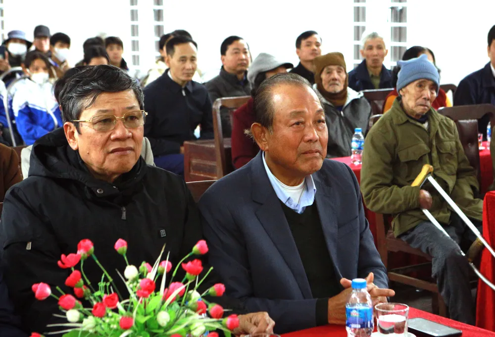 Nguyên Phó Thủ tướng Trương Hòa Bình tặng quà gia đình chính sách, học sinh vượt khó-3.JPG