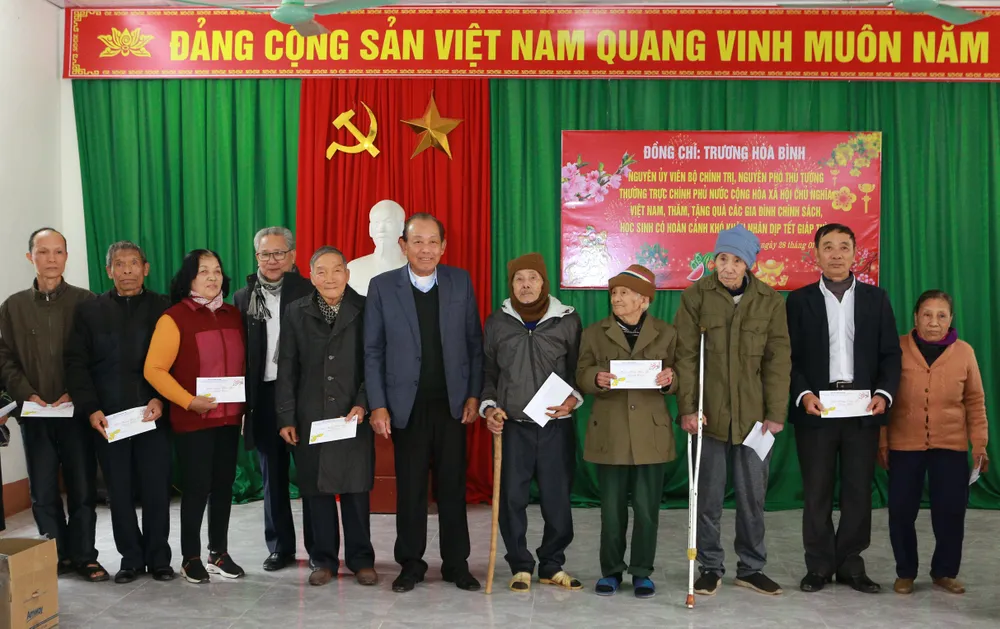 Nguyên Phó Thủ tướng Trương Hòa Bình tặng quà gia đình chính sách, học sinh vượt khó-6.JPG