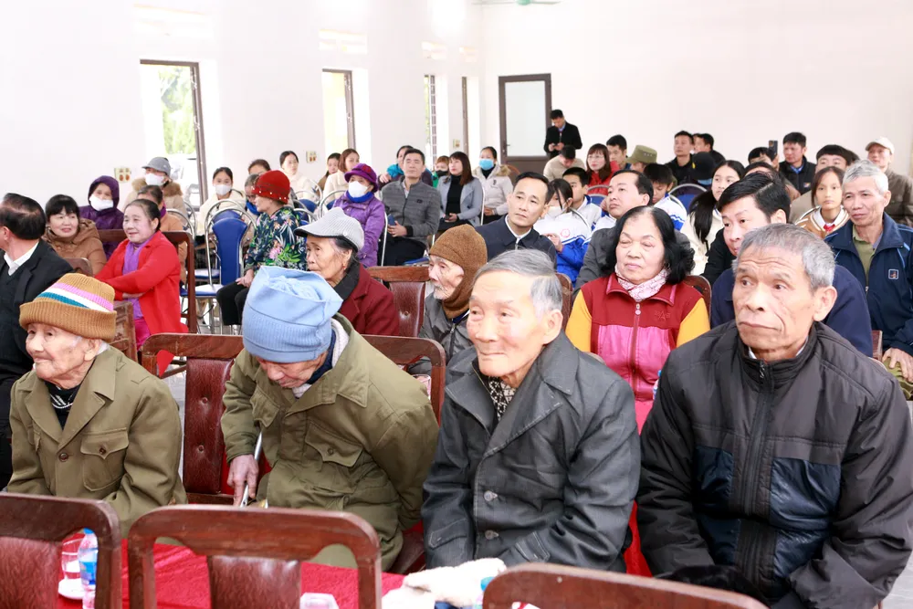 Nguyên Phó Thủ tướng Trương Hòa Bình tặng quà gia đình chính sách, học sinh vượt khó-7.JPG