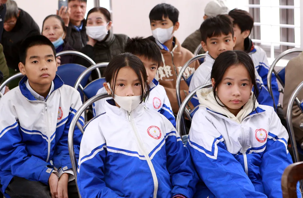 Nguyên Phó Thủ tướng Trương Hòa Bình tặng quà gia đình chính sách, học sinh vượt khó-8.JPG