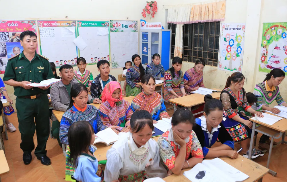 Đại úy Biên phòng đi xóa mù chữ trong bản “nhiều không”-1.jpg