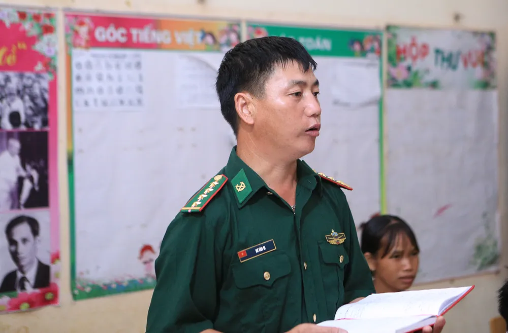 Đại úy Biên phòng đi xóa mù chữ trong bản “nhiều không”-10.JPG