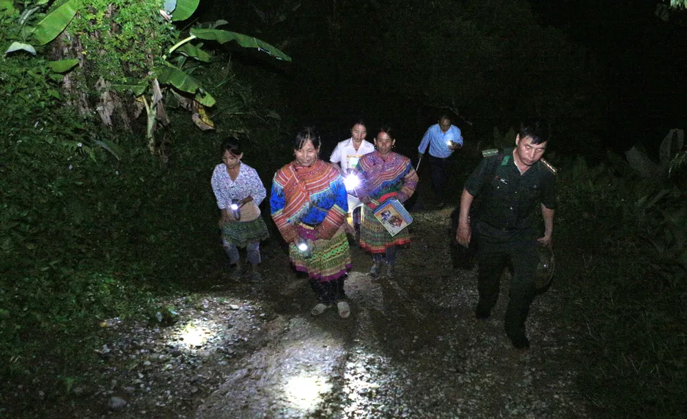 Đại úy Biên phòng đi xóa mù chữ trong bản “nhiều không”-2.JPG