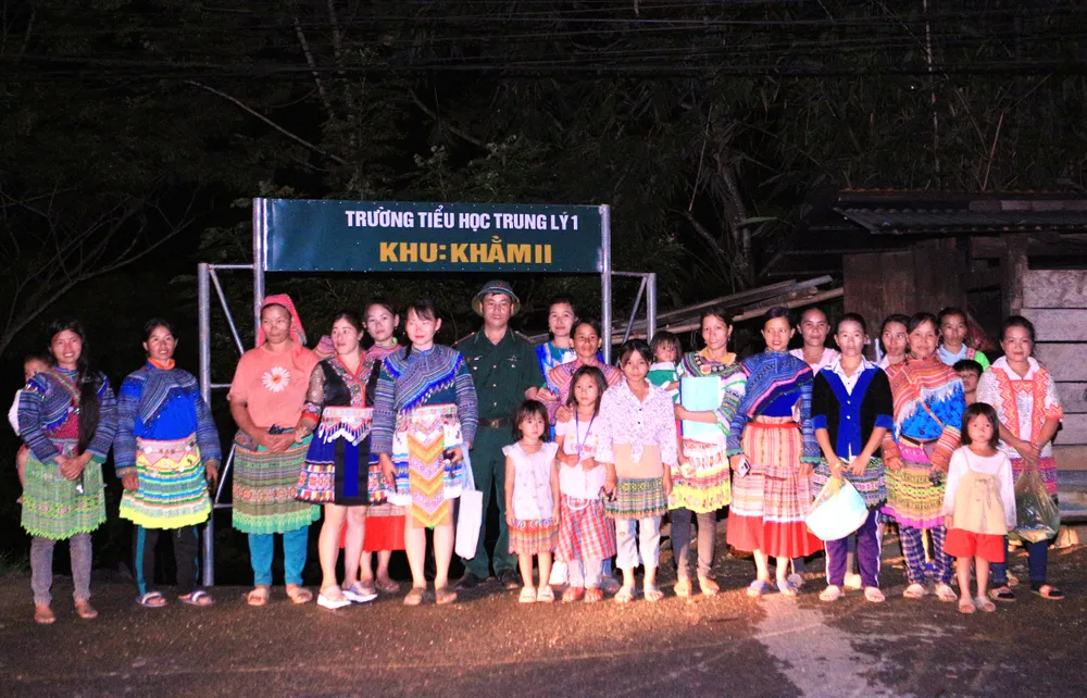 Đại úy Biên phòng đi xóa mù chữ trong bản “nhiều không”-3.jpg