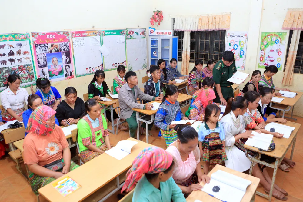 Đại úy Biên phòng đi xóa mù chữ trong bản “nhiều không”-31.jpg