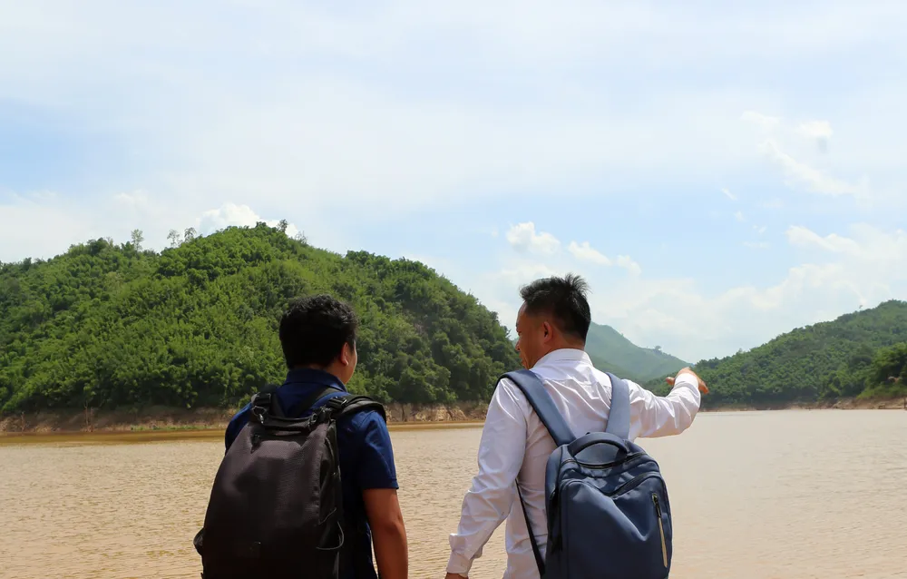 Đại úy Biên phòng đi xóa mù chữ trong bản “nhiều không”-4.jpg