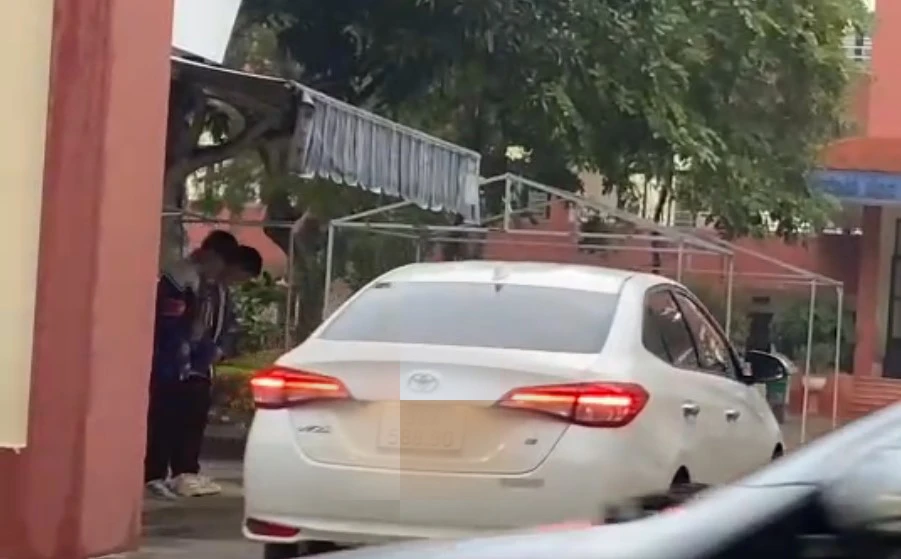 học sinh cúi chào giáo viên trong giá rét.jpg