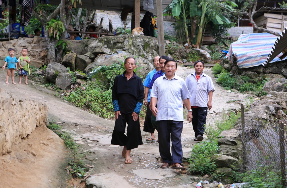 Người tiên phong xóa hủ tục ‘treo xác’ của người Mông8.JPG