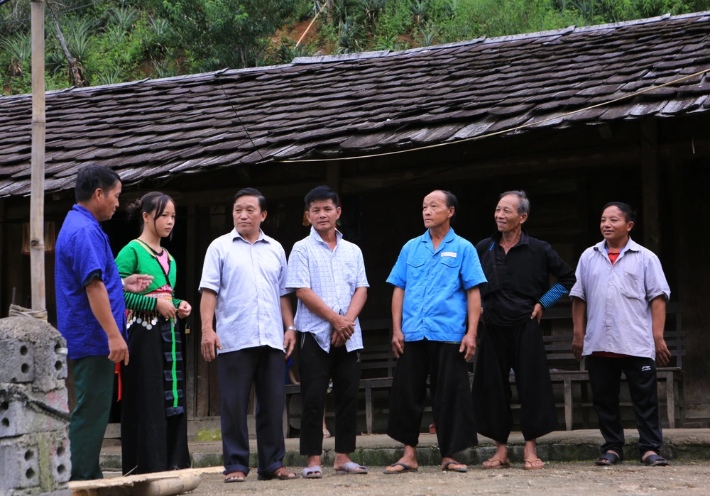 Người tiên phong xóa hủ tục ‘treo xác’ của người Mông9.JPG