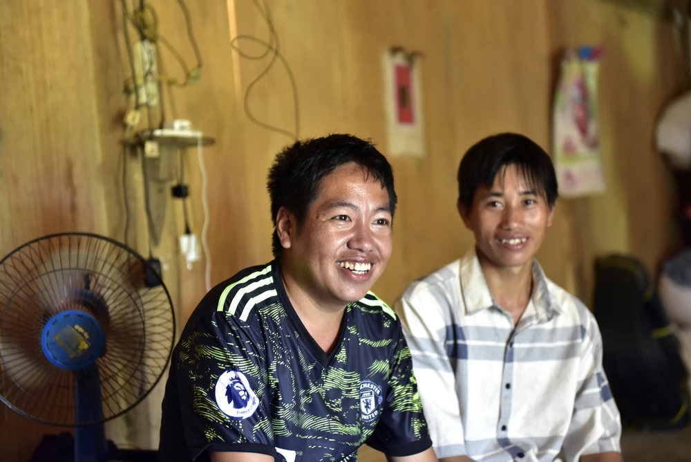Niềm vui của Hờ A Dơ (32 tuổi) khi gia đình ngay trong năm đầu tiên thu hoạch hơn 10 tấn sắn tươi kết hợp chăn nuôi trâu bò, đời sống gia đình từng bước đổi thay. Ảnh: ĐẶNG TRUNG Những cuộc cách mạng ở bản đồng bào Mông-14.jpg
