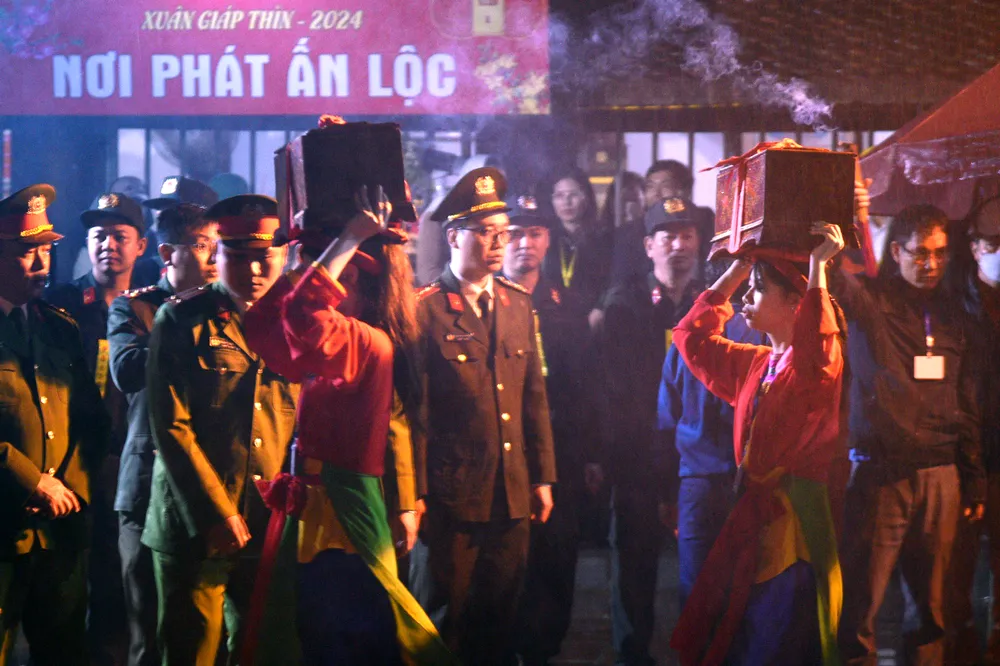 Du khách thập phương đội mưa trong đêm Khai ấn Đền Trần-10.jpg