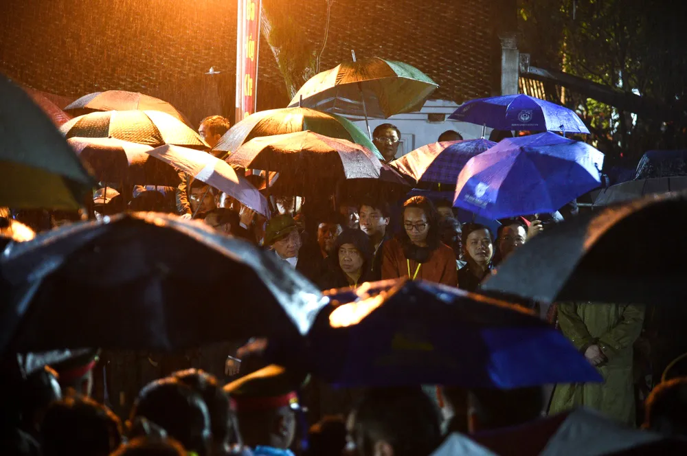 Du khách thập phương đội mưa trong đêm Khai ấn Đền Trần-14.jpg