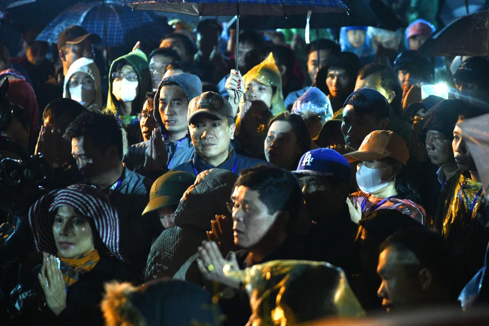 Du khách thập phương đội mưa trong đêm Khai ấn Đền Trần-16.jpg