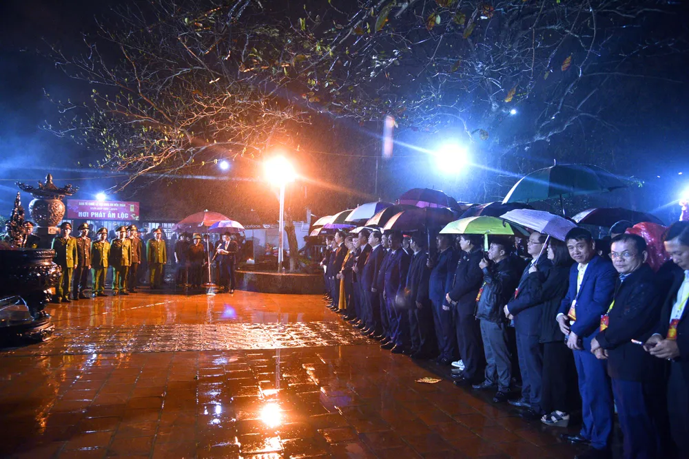 Du khách thập phương đội mưa trong đêm Khai ấn Đền Trần-20.jpg