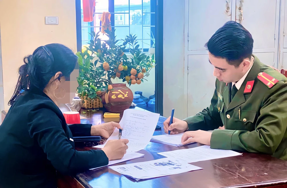 Người phụ nữ báo chốt nồng độ cồn trên Facebook cá nhân 1 phụ nữ ở Thanh Hóa bị xử phạt vì báo chốt nồng độ cồn trên Facebook.jpg