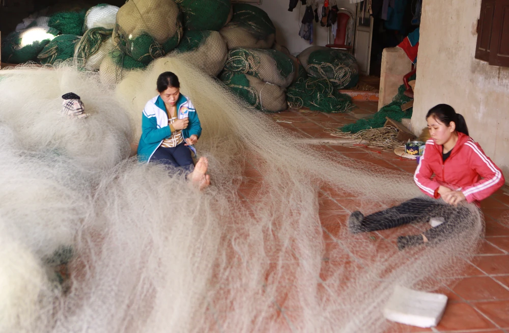 Tôi đi vá lưới thuê ở xã Hoằng Trường, Hoằng Hóa, Thanh Hóa-.JPG