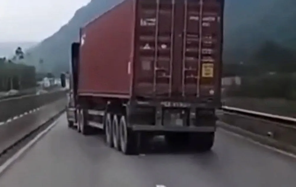 Tạm giữ tài xế container tông xe của Cục CSGT, Bộ Công an-.jpg