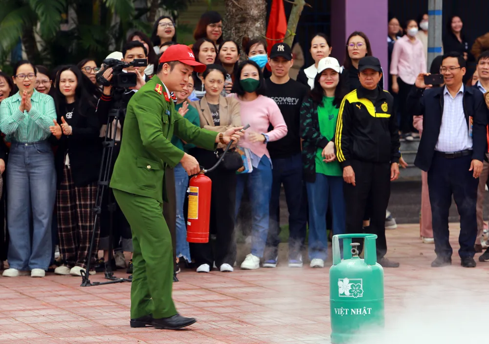 Cận cảnh sinh viên, thầy cô giáo đu dây, nhảy thoát hiểm khỏi đám cháy - 1.JPG