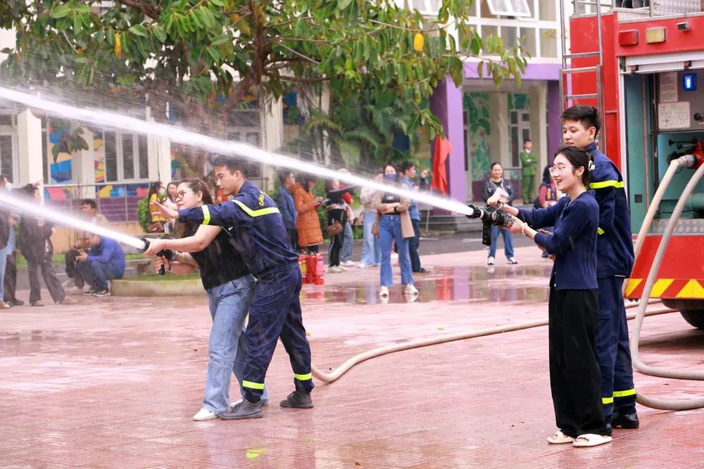 Cận cảnh sinh viên, thầy cô giáo đu dây, nhảy thoát hiểm khỏi đám cháy - 11.JPG