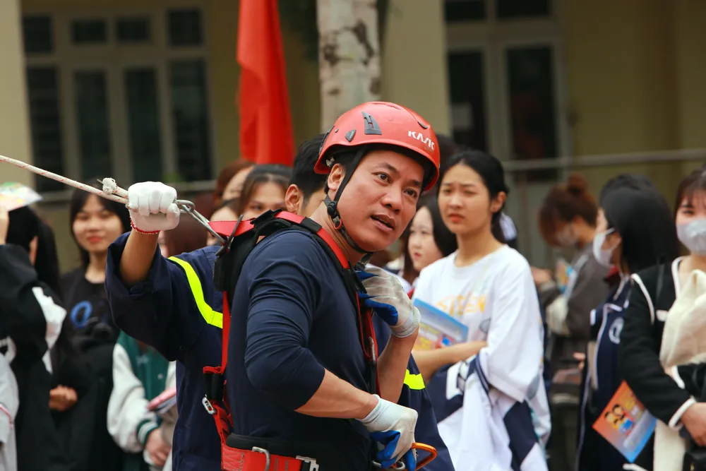 Cận cảnh sinh viên, thầy cô giáo đu dây, nhảy thoát hiểm khỏi đám cháy - 14.JPG