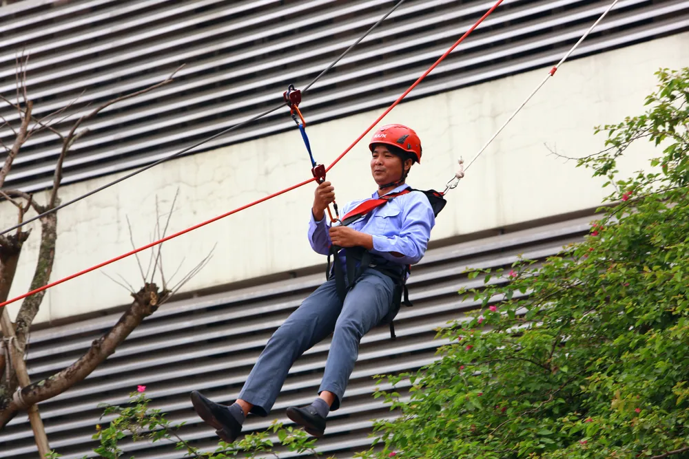 Cận cảnh sinh viên, thầy cô giáo đu dây, nhảy thoát hiểm khỏi đám cháy - 17.JPG