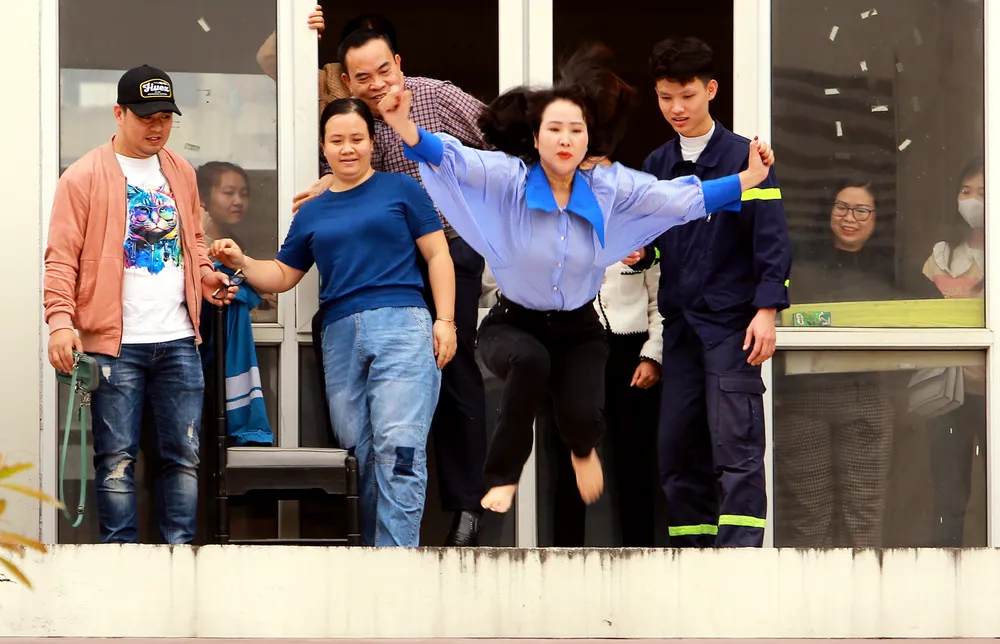 Cận cảnh sinh viên, thầy cô giáo đu dây, nhảy thoát hiểm khỏi đám cháy - 20.jpg