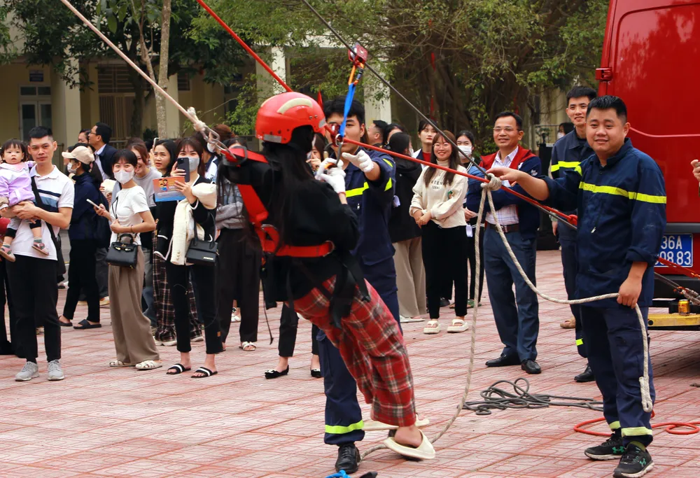 Cận cảnh sinh viên, thầy cô giáo đu dây, nhảy thoát hiểm khỏi đám cháy - 20.JPG