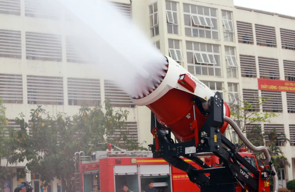 Cận cảnh sinh viên, thầy cô giáo đu dây, nhảy thoát hiểm khỏi đám cháy - 22.JPG