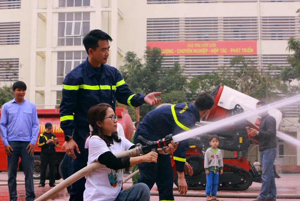 Cận cảnh sinh viên, thầy cô giáo đu dây, nhảy thoát hiểm khỏi đám cháy - 23.JPG