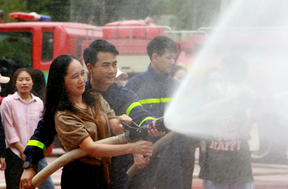 Cận cảnh sinh viên, thầy cô giáo đu dây, nhảy thoát hiểm khỏi đám cháy - 24.JPG