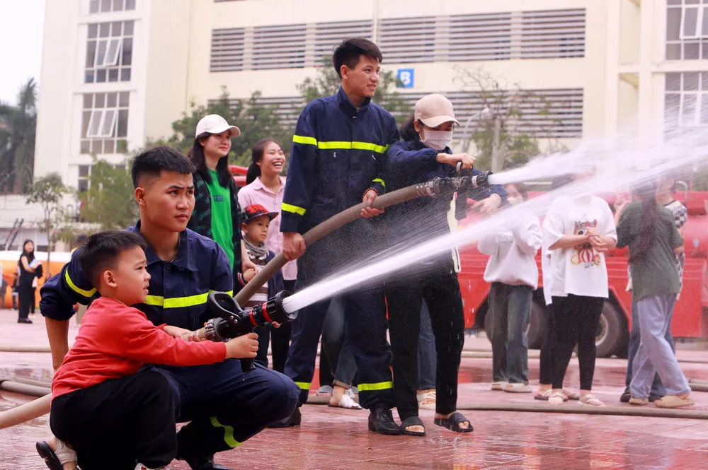 Cận cảnh sinh viên, thầy cô giáo đu dây, nhảy thoát hiểm khỏi đám cháy - 25.JPG