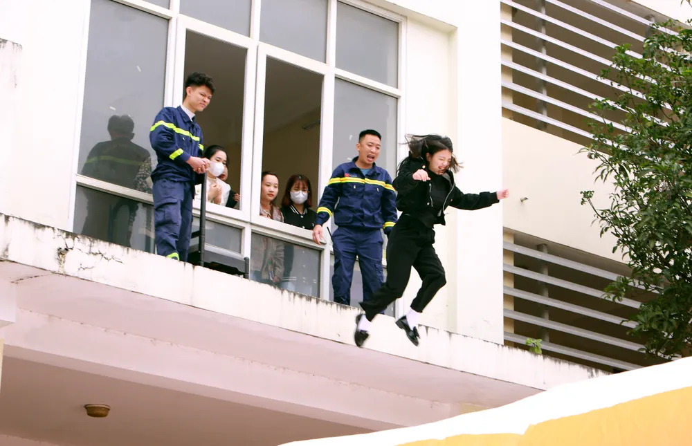 Cận cảnh sinh viên, thầy cô giáo đu dây, nhảy thoát hiểm khỏi đám cháy - 3.JPG