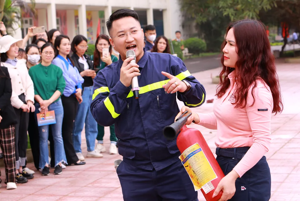 Cận cảnh sinh viên, thầy cô giáo đu dây, nhảy thoát hiểm khỏi đám cháy - 4.JPG