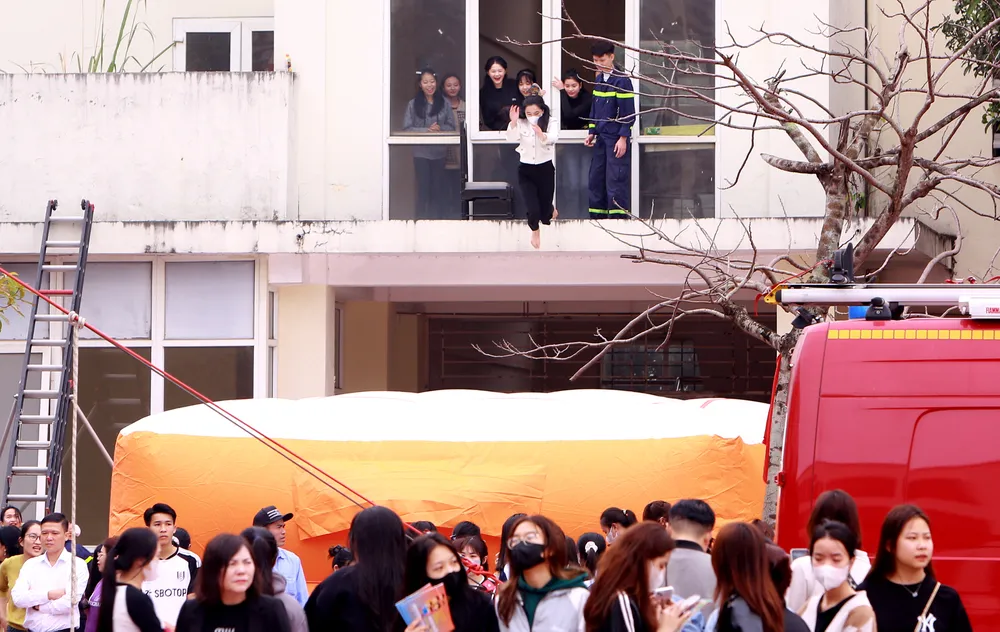 Cận cảnh sinh viên, thầy cô giáo đu dây, nhảy thoát hiểm khỏi đám cháy - 5.JPG