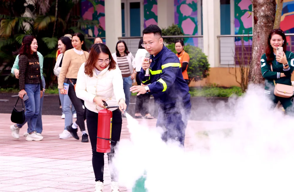 Cận cảnh sinh viên, thầy cô giáo đu dây, nhảy thoát hiểm khỏi đám cháy - 9.JPG