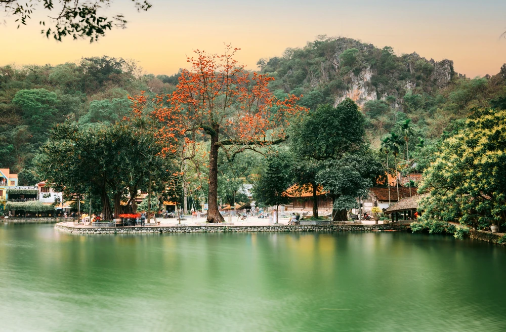 Ngắm hoa gạo nở đỏ rực bên ngôi chùa ngàn năm tuổi ở Hà Nội -3.jpg