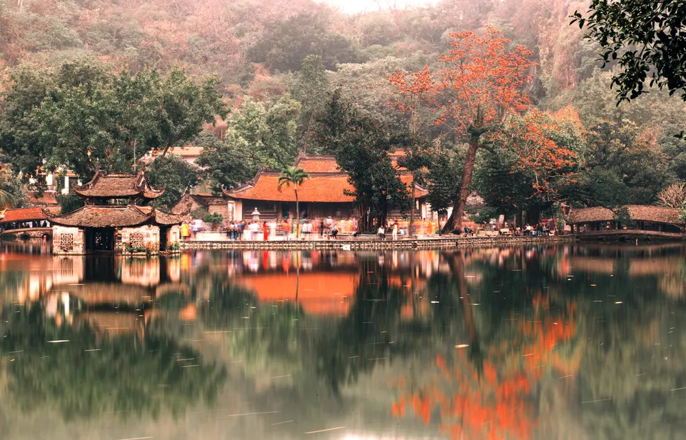 Ngắm hoa gạo nở đỏ rực bên ngôi chùa ngàn năm tuổi ở Hà Nội -6.jpg