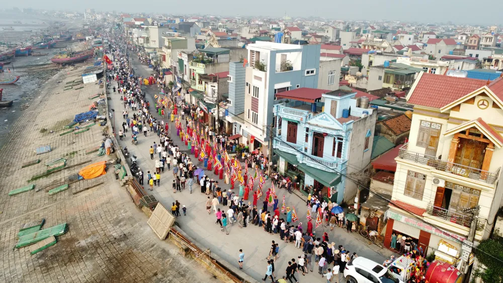 Cận cảnh Lễ hội Cầu Ngư ở làng biển có mật độ dân số cao nhất Việt Nam - 1.jpg