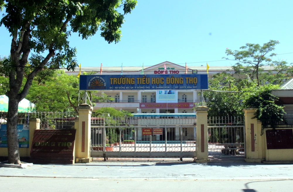 Trường tiểu học Đông Thọ nơi bà Vũ Thị Thúy H làm Hiệu trưởng bị tố "ăn bớt" tiền bán trú của học sinh. dieu-tra-vu-nu-hieu-truong-bi-to-an-bot-tien-ban-tru-cua-hoc-sinh-tieu-hoc-4933.jpg.jpg