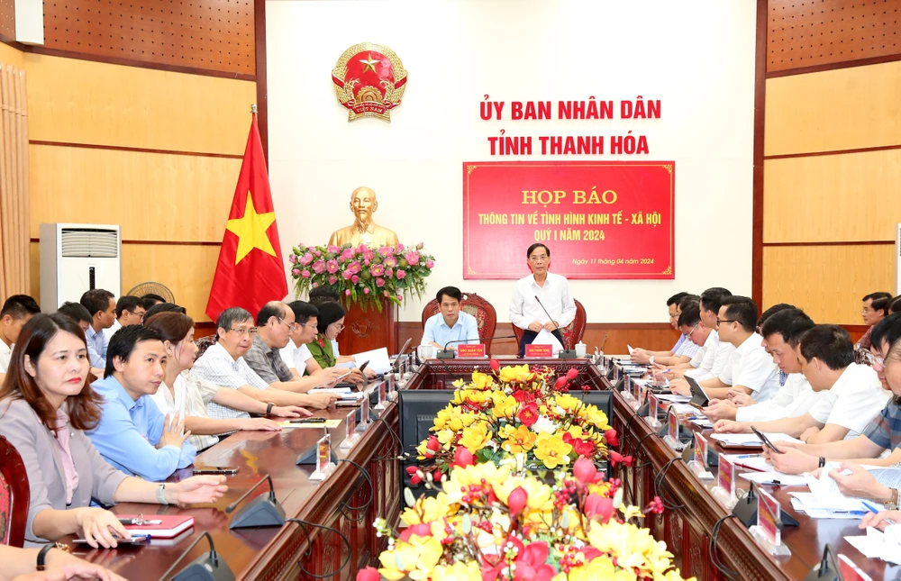 Phó Chủ tịch UBND tỉnh Thanh Hóa ông Đầu Thanh Tùng kết luận tại hội nghị. Giám đốc Sở GD-ĐT Thanh Hóa nói về vụ hiệu trưởng bị tố bớt xét tiền ăn bán trú -2.JPG