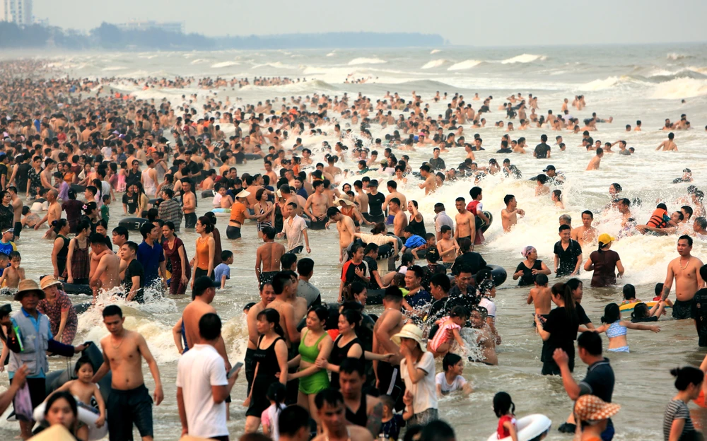 Biển Sầm Sơn đặc người, thất thủ trong ngày 30-4 - 1.JPG