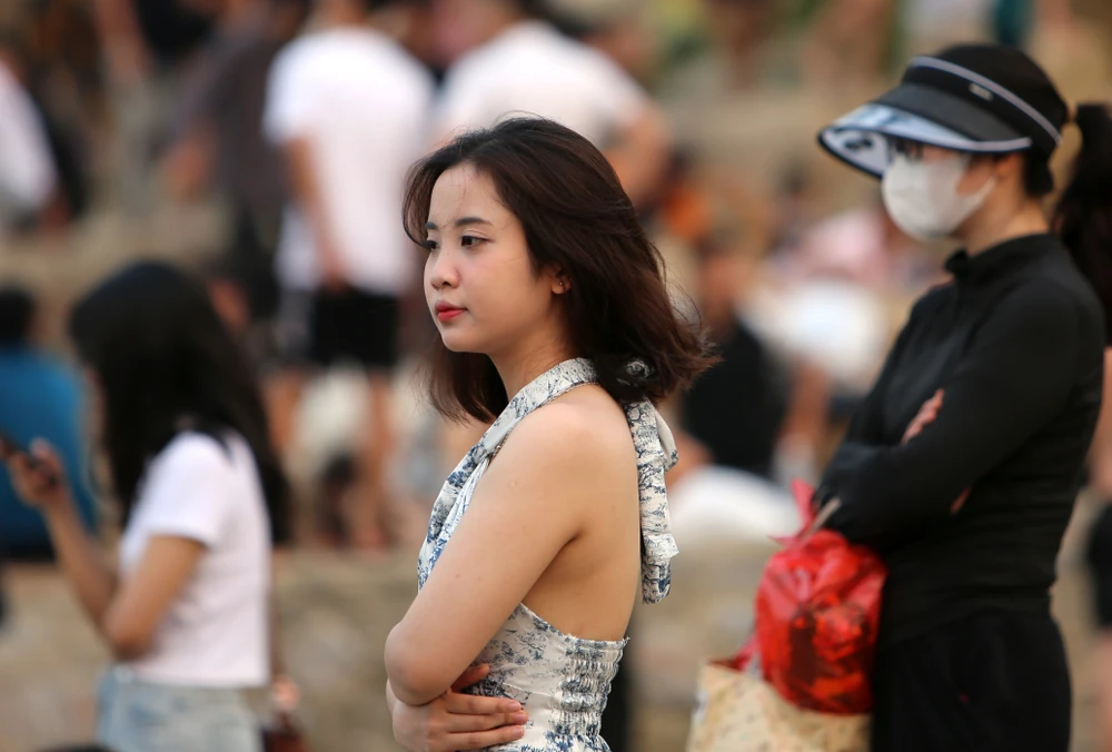 Biển Sầm Sơn đặc người, thất thủ trong ngày 30-4 - 11.JPG