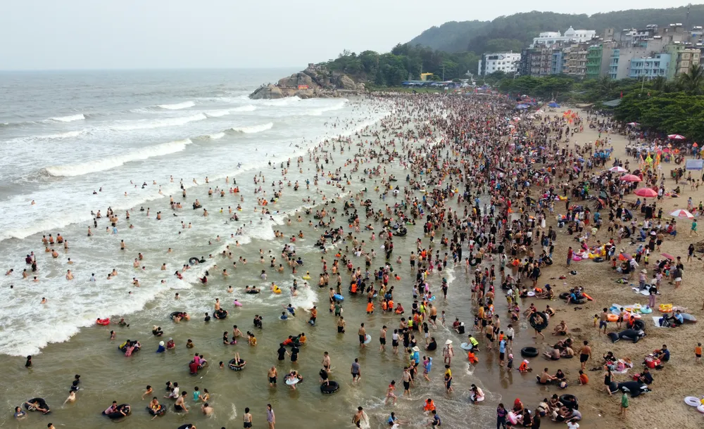 Biển Sầm Sơn đặc người, thất thủ trong ngày 30-4 - 13.JPG