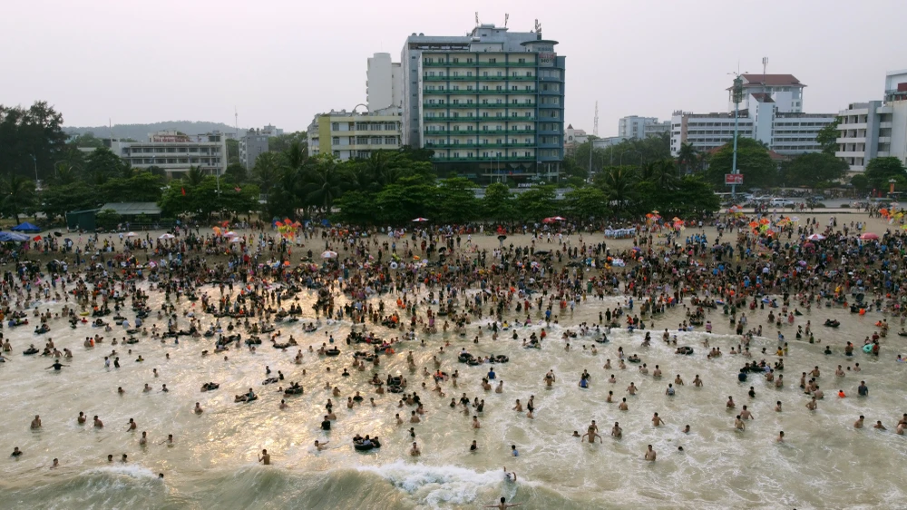 Biển Sầm Sơn đặc người, thất thủ trong ngày 30-4 - 14.JPG