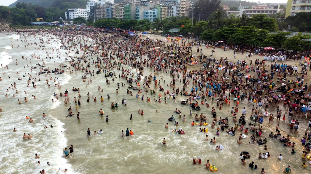 Biển Sầm Sơn đặc người, thất thủ trong ngày 30-4 - 15.JPG