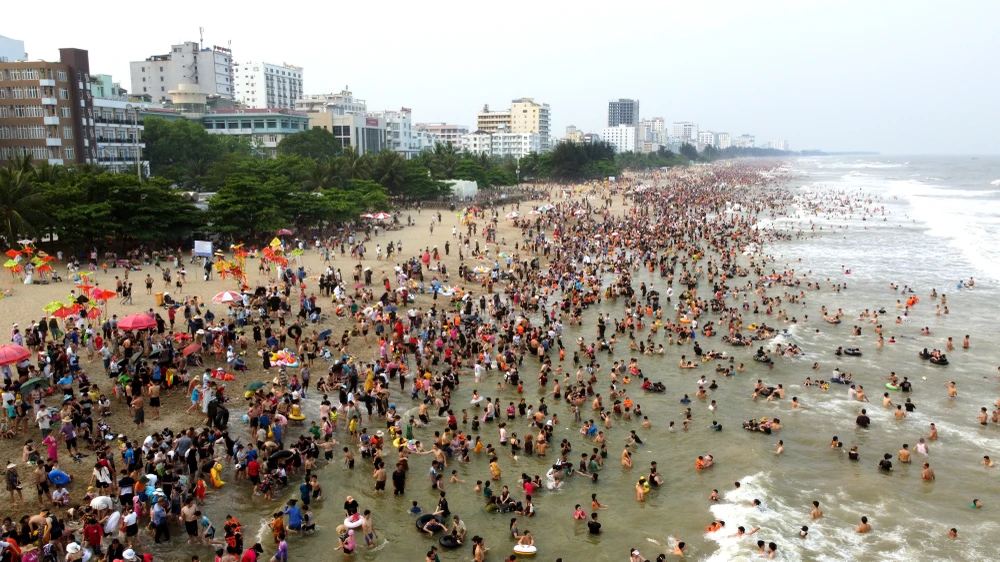 Biển Sầm Sơn đặc người, thất thủ trong ngày 30-4 - 16.JPG