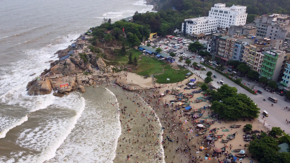 Biển Sầm Sơn đặc người, thất thủ trong ngày 30-4 - 18.JPG