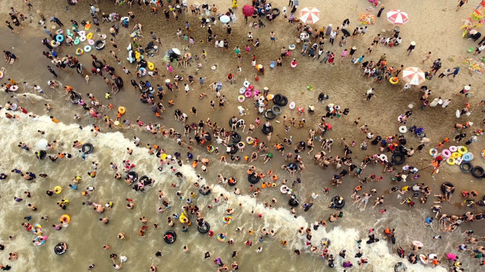 Biển Sầm Sơn đặc người, thất thủ trong ngày 30-4 - 22.JPG